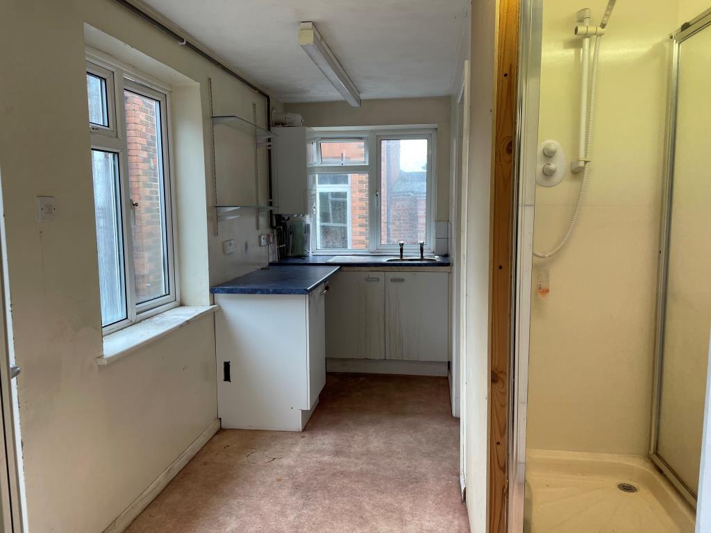 Lot: 156 - RETAIL UNIT AND WORKSHOP WITH GARAGE AND TWO FLATS - rear kitchen with toilets and shoer unit